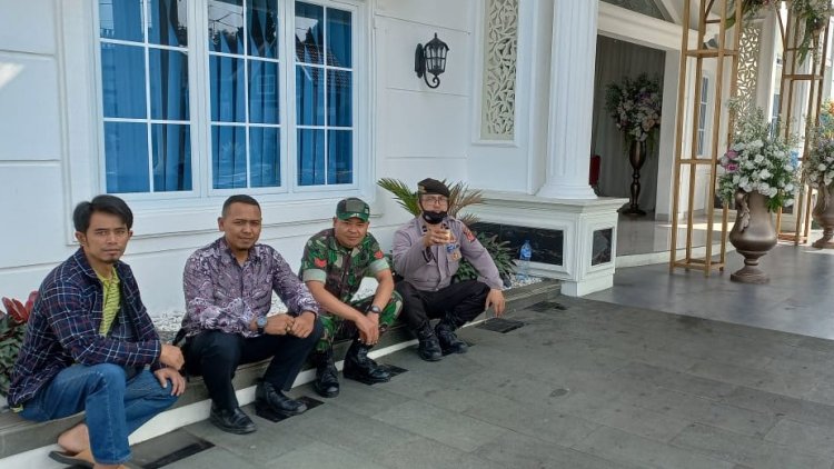TNI - Polri Melaksanakan Pengamanan Kegiatan Masyarakat