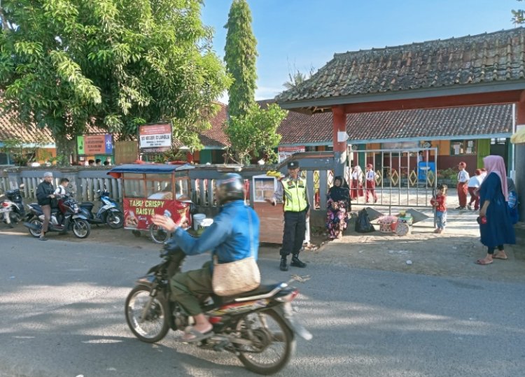 Anggota Polsek Cireunghas Polres Sukabumi Kota, Laksanakan Pelayanan Gatur Lalin