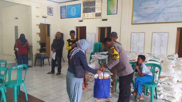 Bhabikamtibmas Polsek Sukabumi Monitor Penyaluran Bantuan Beras