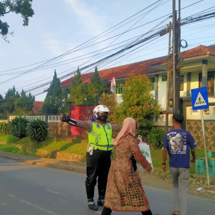 Anggota Polsek Sukaraja Polres Sukabumi Kota, Laksanakan Pelayanan Gatur Lalin