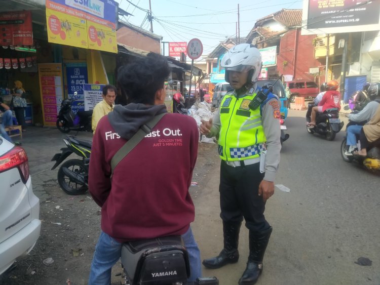 Teguran Humanis Kepada Pengendara Sepeda Motor Yang Tidak Menggunakan Helm