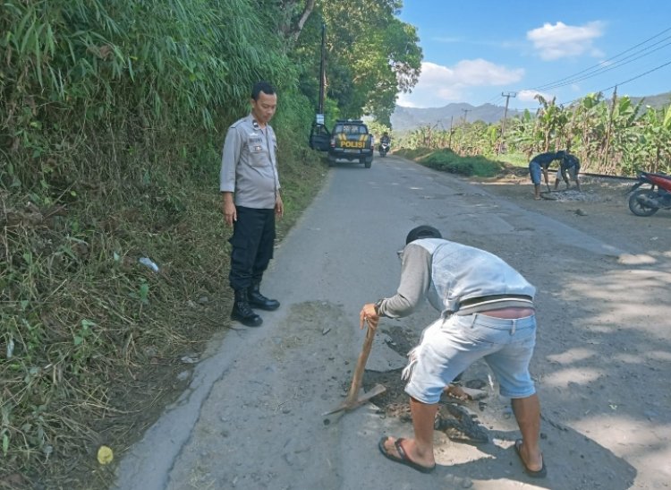 Laksanakan Patroli Siang Hari,Polsek Cireunghas Polres Sukabumi Kota Berikan Himbauan Kamtibmas