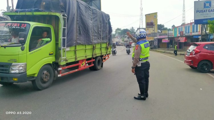 Anggota Polsek Sukaraja Polres Sukabumi Kota, Melaksanakan Pelayanan Gatur Lalin
