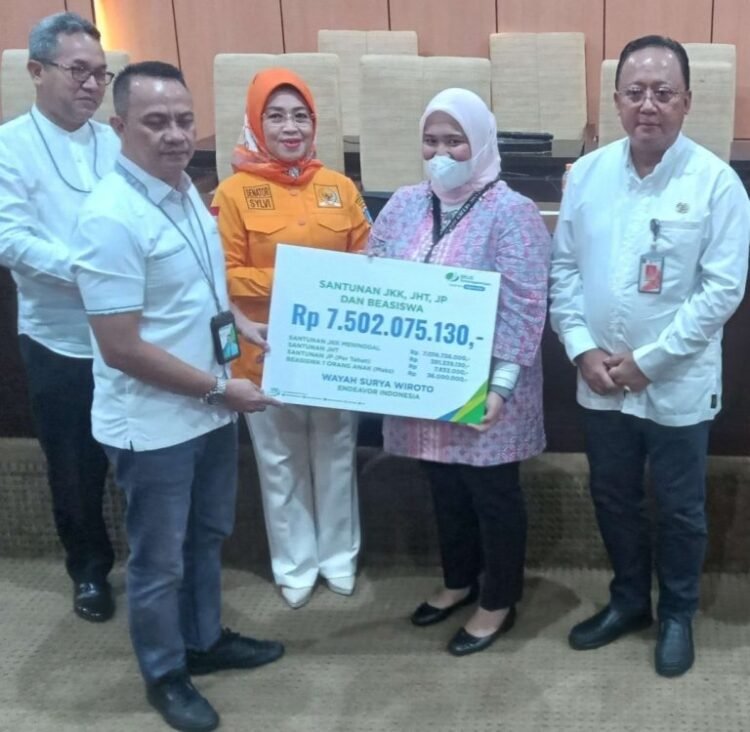 Senator DKI Jakarta  Sylviana Murni Saksikan Ahli waris Terima Santunan Rp7,5 milliar dari BPJamsostek