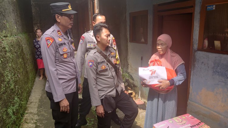 Jelang Hut Bhayangkara Ke 77 Kapolsek Sukabumi Berikan  Sembako