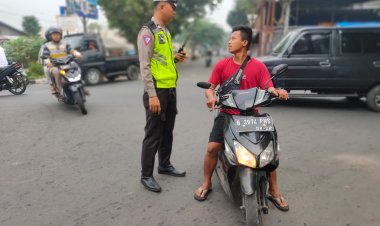 Peduli Keselamatan, Polisi Berikan Teguran Humanis Kepada Pelanggar Lalu Lintas