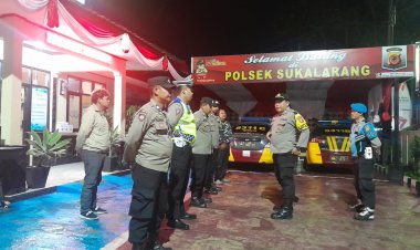 Kapolsek Sukalarang Sampaikan Arahan Kepada Anggota Saat Apel KRYD Malam Minggu