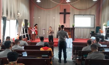 Wujud Polri Hadir Di Masyarakat, Polsek Cireunghas Laksanakan Pengamanan lbadah Di Gereja