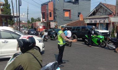 Anggota Polsek Warudoyong Laksanakan Gatur Lalin ,Paska Kereta Api Pangrango Melintas