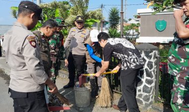 Polri Peduli Lingkungan, Polsek Sukalarang Bersihkan Monumen Tugu Pejuang Sukalarang
