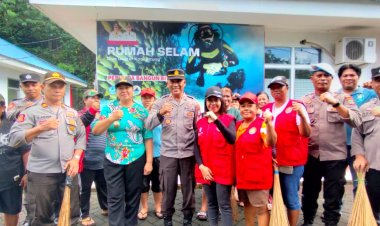 Ciptakan Lingkungan Sehat, Kapolsek Aertembaga dan Masyarakat Bersih-bersih