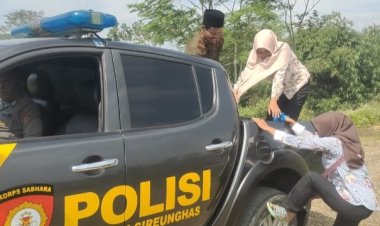 Polsek Cireunghas Bantu Antar Jemput Warga Dalam Pengurusan e-KTP Di Kantor Desa Bencoy