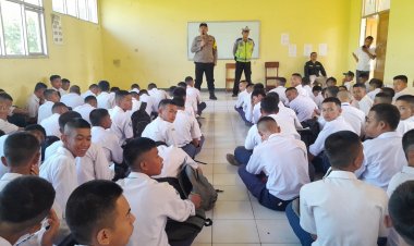 Kegiatan MPLS, Kapolsek Sukalarang Berikan Penyuluhan di SMK Negeri 1 Sukalarang