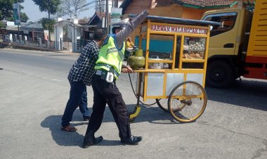 Keren !!! Responsif Polisi Di Sukabumi Bantu Pedagang Baso Keliling