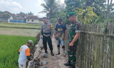 Bhabinkamtibmas Polsek Kebonpedes Laksanakan Monitoring Pembangunan Desa Sasagaran