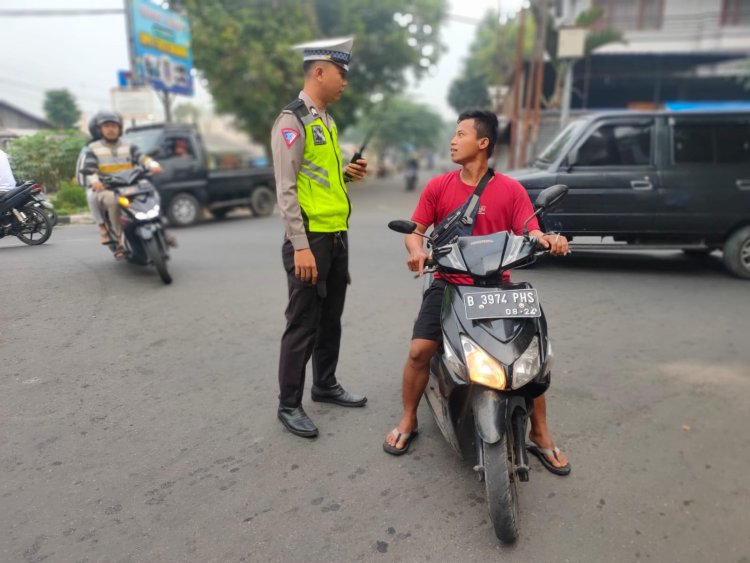 Peduli Keselamatan, Polisi Berikan Teguran Humanis Kepada Pelanggar Lalu Lintas