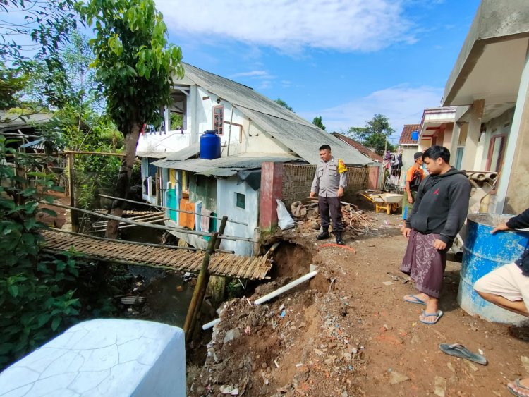 Bhabinkamtibmas Desa Pasirhalang Polsek Sukaraja Polres Sukabumi Kota melakukan pengecekan ke lokasi longsor
