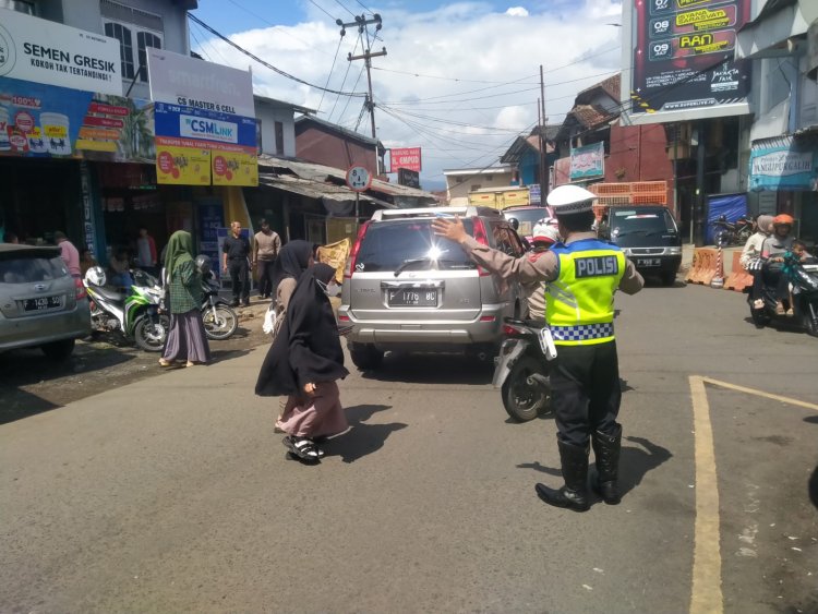 Anggota Polsek Sukaraja Polres Sukabumi Kota, Melaksanakan Pelayanan Gatur Lalin