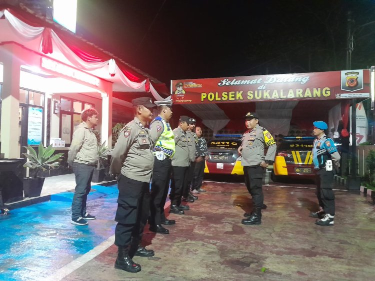 Kapolsek Sukalarang Sampaikan Arahan Kepada Anggota Saat Apel KRYD Malam Minggu