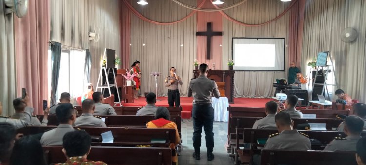 Wujud Polri Hadir Di Masyarakat, Polsek Cireunghas Laksanakan Pengamanan lbadah Di Gereja