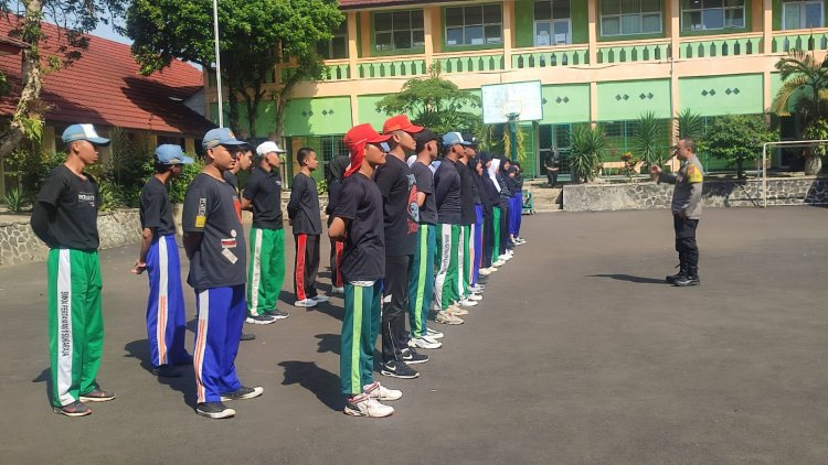 Bhabinkamtibmas Desa Sukaraja berikan Arahan Kepada Tim Paskibra Kecamatan Sukaraja