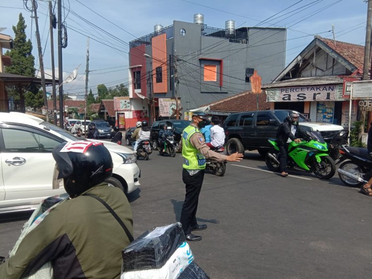 Anggota Polsek Warudoyong Laksanakan Gatur Lalin ,Paska Kereta Api Pangrango Melintas