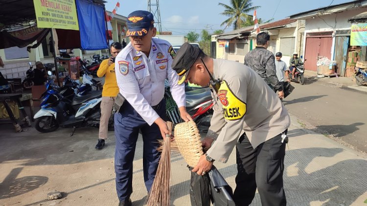 Peduli Lingkungan, Polsek Sukaraja Melaksanakan Kegiatan Bersih-bersih di Wilkum Polsek Sukaraja