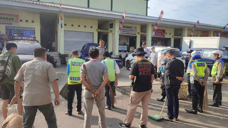 Peduli Lingkungan, Polsek Sukaraja Melaksanakan Kegiatan Bersih-bersih di Wilkum Polsek Sukaraja