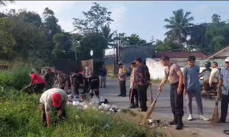 Polisi Peduli Lingkungan,Polsek Cibeureum Bersama Forkopimcam Lakukan Aksi Bersih Bersih Di Pinggir Jalan