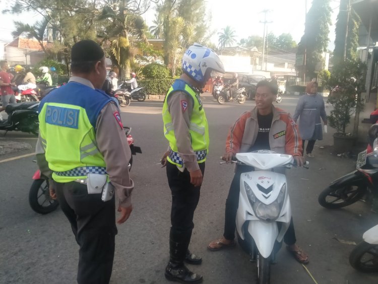 Teguran Humanis Kepada Pengendara Sepeda Motor Yang Tidak Menggunakan Helm