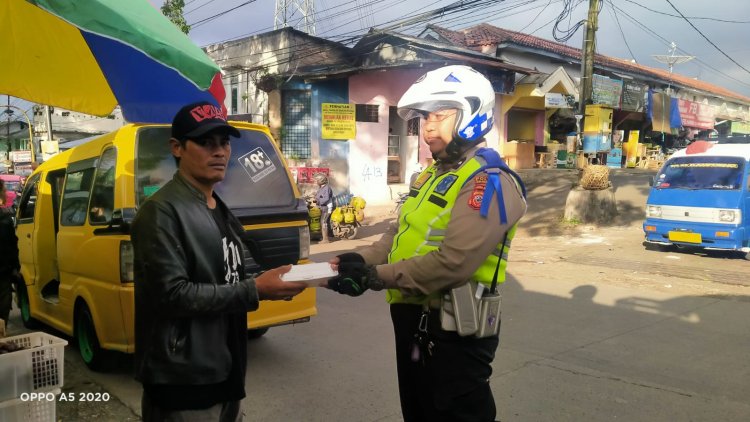 Anggota Polsek Sukaraja Bagikan Nasi Kotak Untuk Sarapan Para Pengendara