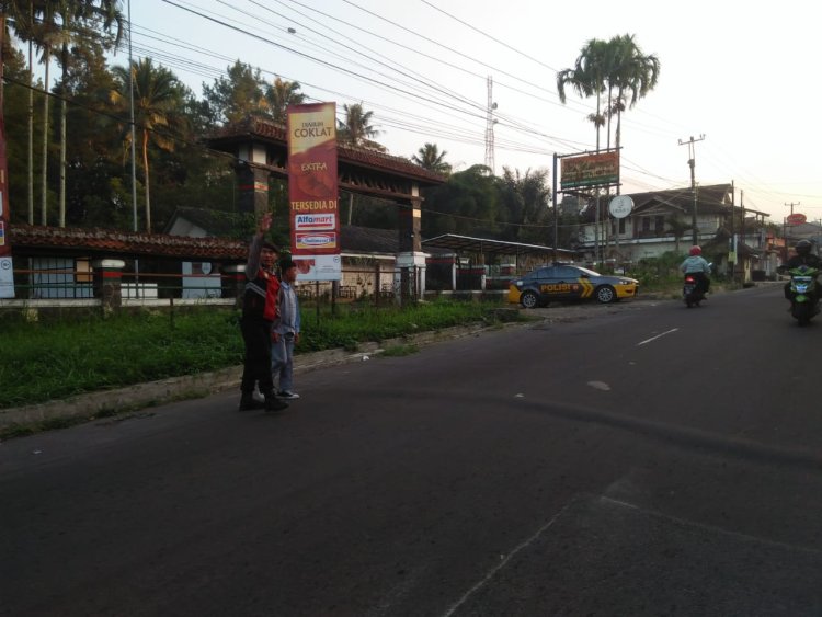 Pelayanan Pagi Anggota Polsek Sukabumi Lakukan Pengaturan