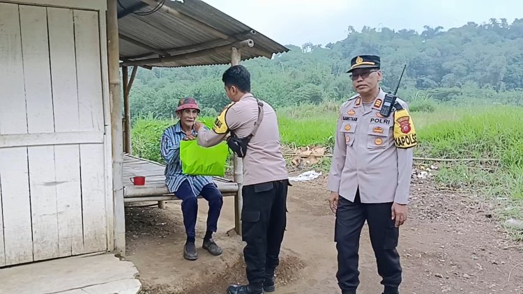 Polsek Sukabumi Peduli Warga Salurkan Paket Sembako