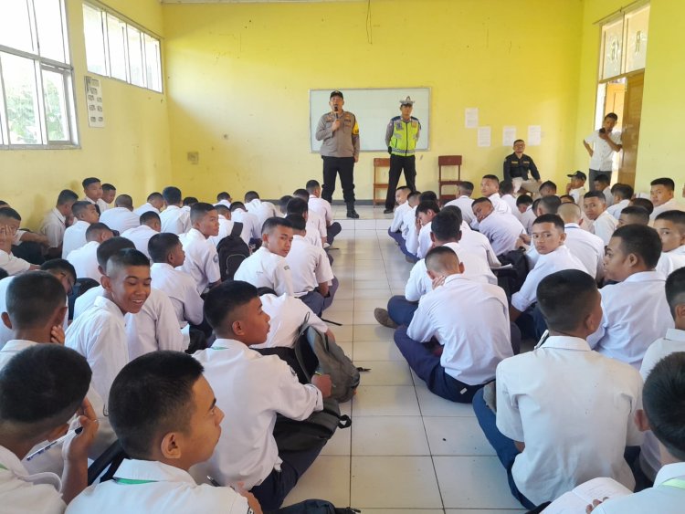 Kegiatan MPLS, Kapolsek Sukalarang Berikan Penyuluhan di SMK Negeri 1 Sukalarang