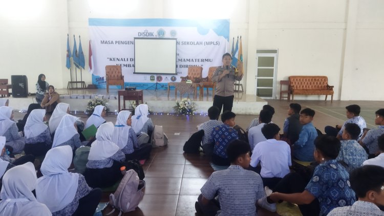 Kegiatan MPLS, Bhabinkamtibmas Desa Pasirhalang berikan Penyuluhan di SMK Hassina Sukabumi