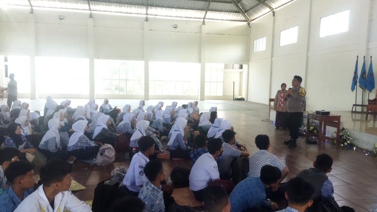 Kegiatan MPLS, Bhabinkamtibmas Desa Pasirhalang berikan Penyuluhan di SMK Hassina Sukabumi