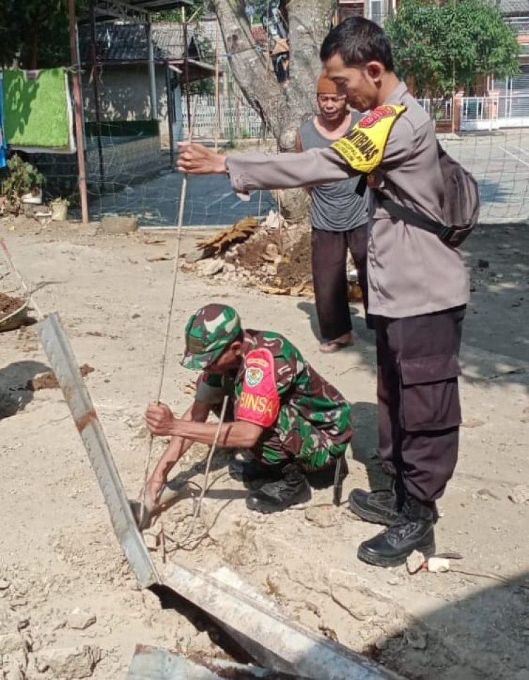 Sinergitas TNI-POLRI,Bhabinkamtibmas Bersama Babinsa Laksanakan Kerja Bakti Bersama Warga