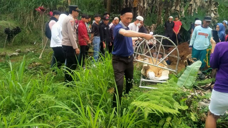 Kapolsek Sukabumi Ikut Mengantarkan Jenazah ke Pemakaman