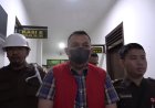 Penyidik Kejaksaan Tinggi Sulawesi Tenggara melakukan penahanan tersangka RC selaku Direktur PT. Tristaco Mineral Makmur dalam perkara Tindak Pidana Korupsi Pertambangan Ore Nikel pada WIUP PT. Antam tbk di Blok Mandiodo