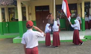 Stop Bullying Dan Sehari Peluk Ayah lbu,Polsek Baros Gelar Upacara Bendera