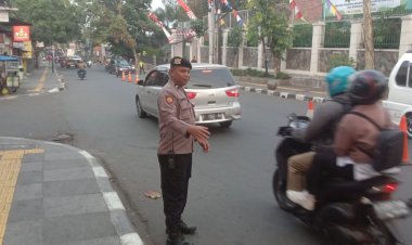 Polsek Cikole Berikan Pelayanan Gatur Pagi Kepada Warga