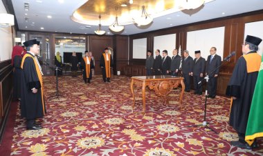 KETUA MA PANDU SUGENG SANTOSO DAN JUNAEDI UCAP SUMPAH JABATAN SEBAGAI HAKIM AD HOC PHI PADA MAHKAMAH AGUNG