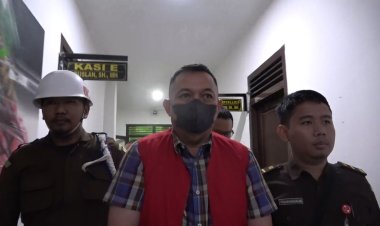 Penyidik Kejaksaan Tinggi Sulawesi Tenggara melakukan penahanan tersangka RC selaku Direktur PT. Tristaco Mineral Makmur dalam perkara Tindak Pidana Korupsi Pertambangan Ore Nikel pada WIUP PT. Antam tbk di Blok Mandiodo