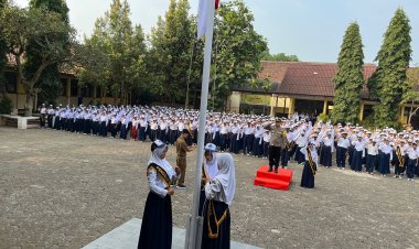 Cegah Kenakalan Remaja, Kapolsek Warudoyong Pimpin Upacara Bendera Di SMPN 10 Kota Sukabumi