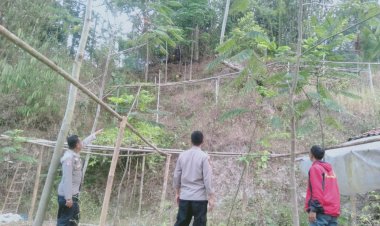 Polsek Cireunghas Bersama Team Gabungan, Padamkan Api Kebakaran Hutan Dan Lahan Di Pateken Desa Cireunghas