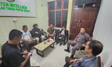 Tim Tangkap Buronan (Tabur) Kejaksaan Tinggi Papua Barat Barat dan Tim Tabur Kejaksaan Negeri Kaimana Berhasil Mengamankan Tersangka "NEK" Yang Merupakan Buronan Tindak Pidana Korupsi Kejaksaan Negeri Kaimana