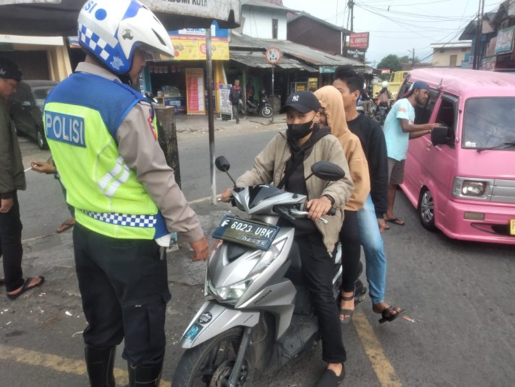 Polisi Berikan Teguran Humanis Kepada Pengendara Sepeda Motor Yang Tidak Menggunakan Helm