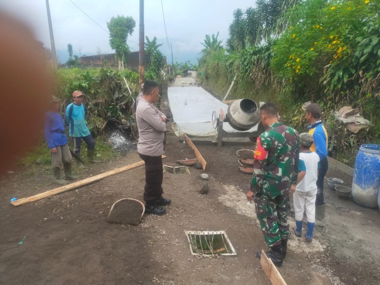 Sinergitas TNI-POLRI, Bhabinkamtibmas Polsek Kadudampit Bersama Babinsa Bantu Warga Perbaiki Jalan