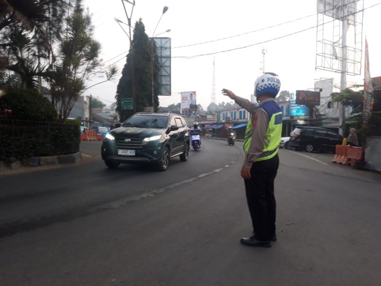 Setiap Pagi Anggota Polsek Sukaraja Polres Sukabumi Kota, Melaksanakan Pelayanan Gatur Lalin