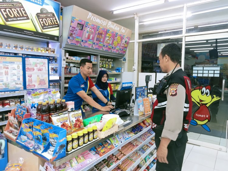 Patroli Mini Market,Petugas lngatkan Karyawan Agar Tingkatkan Kewaspadaan